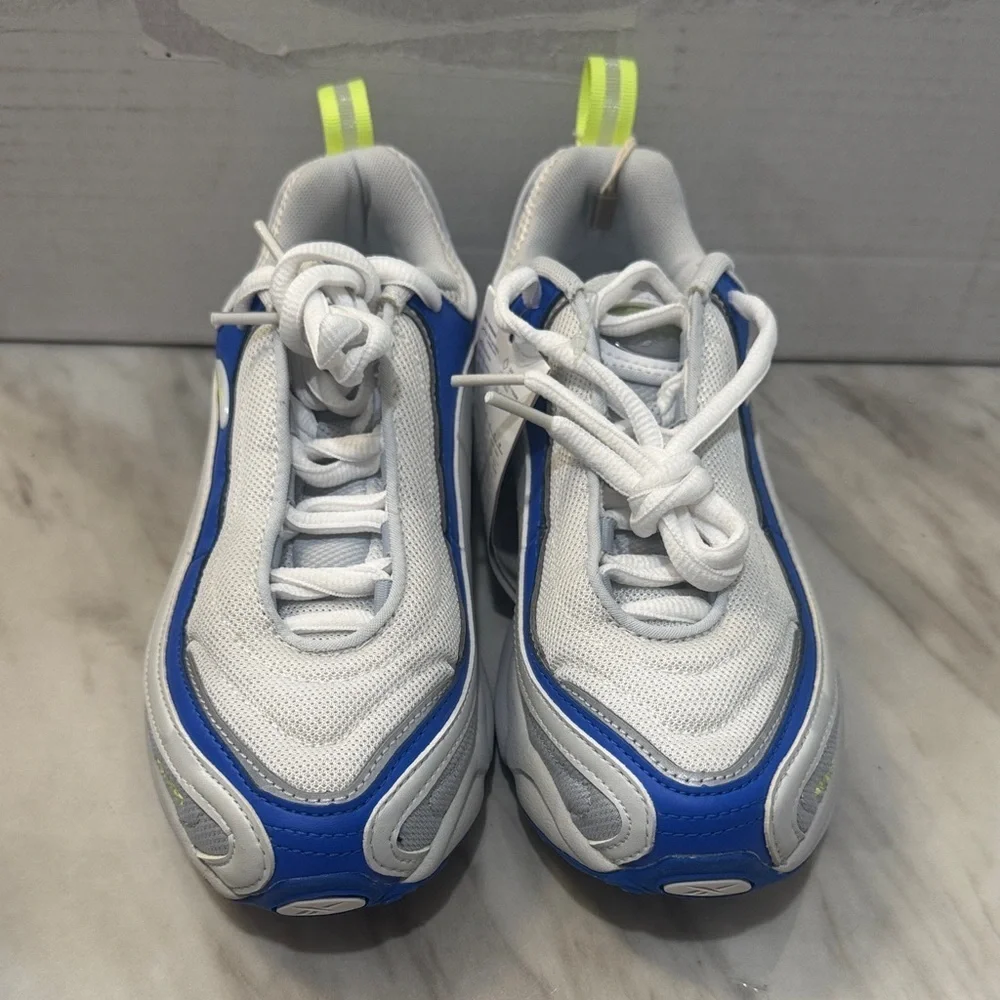 Reebok Blue and White Women's Sneakers it’s for men or women size 4.5